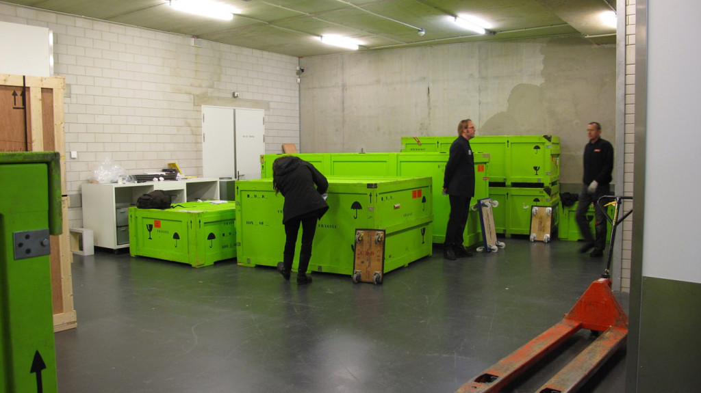 Receiving cases for an exhibition