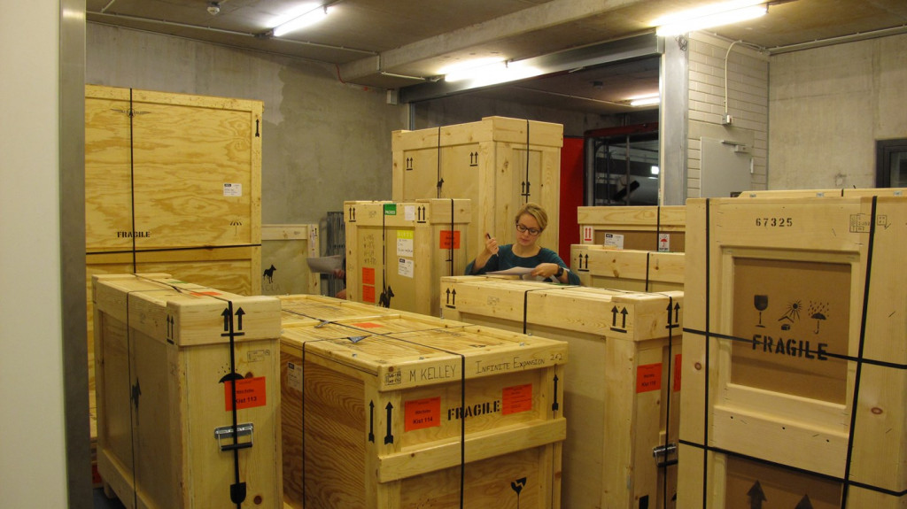 Receiving cases for an exhibition