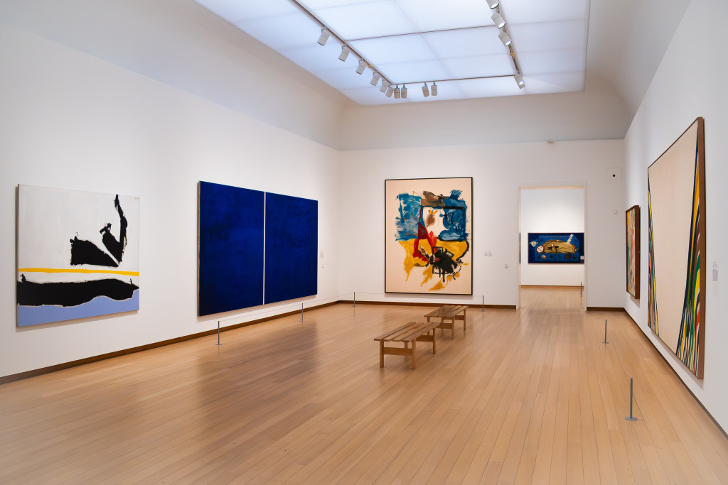 Zaalopname van een museumzaal met onder andere werk van Barnett Newman en Helen Frankenthaler