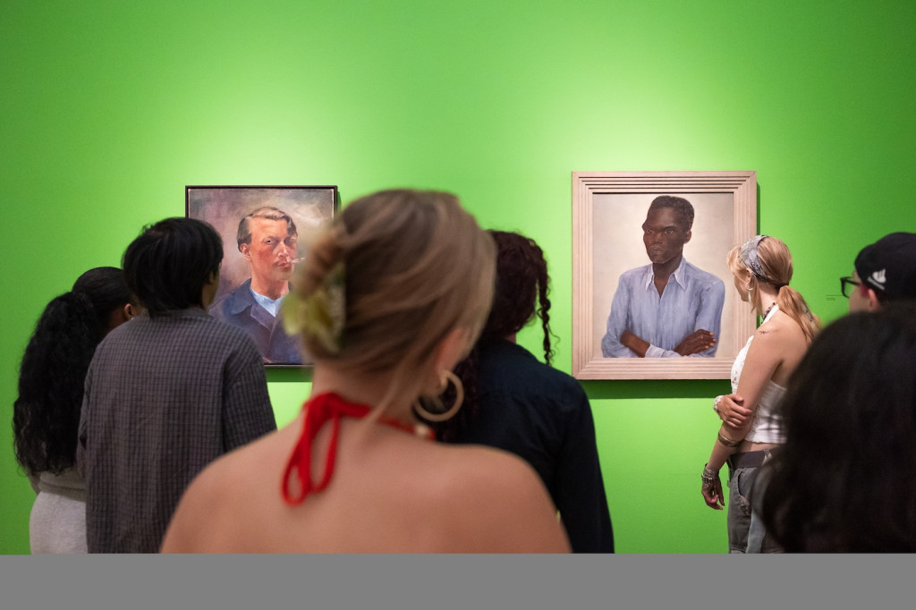 mensen die kijken naar kunst