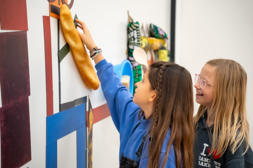 Leerlingen aan het werk tijdens de workshop 'actie, reactie, abstractie'