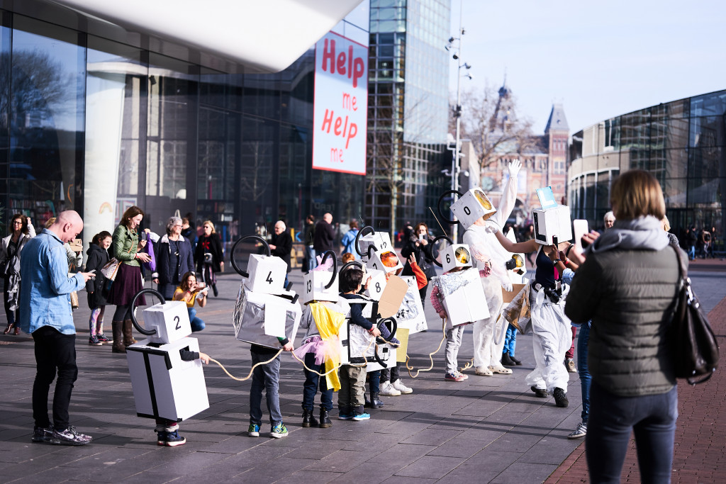 kinderen in kostuum tijdens de RABO familiedag, workshop Expeditie Planeet Kunst door Maarten Bel
