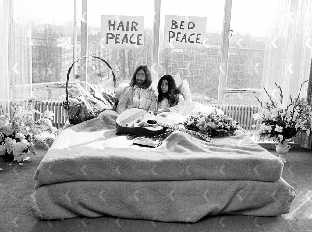 John Lennon en Yoko Ono tijdens hun vreedzame 'bed-in' protest in het Hilton hotel, Amsterdam. Foto: Nico Koster 