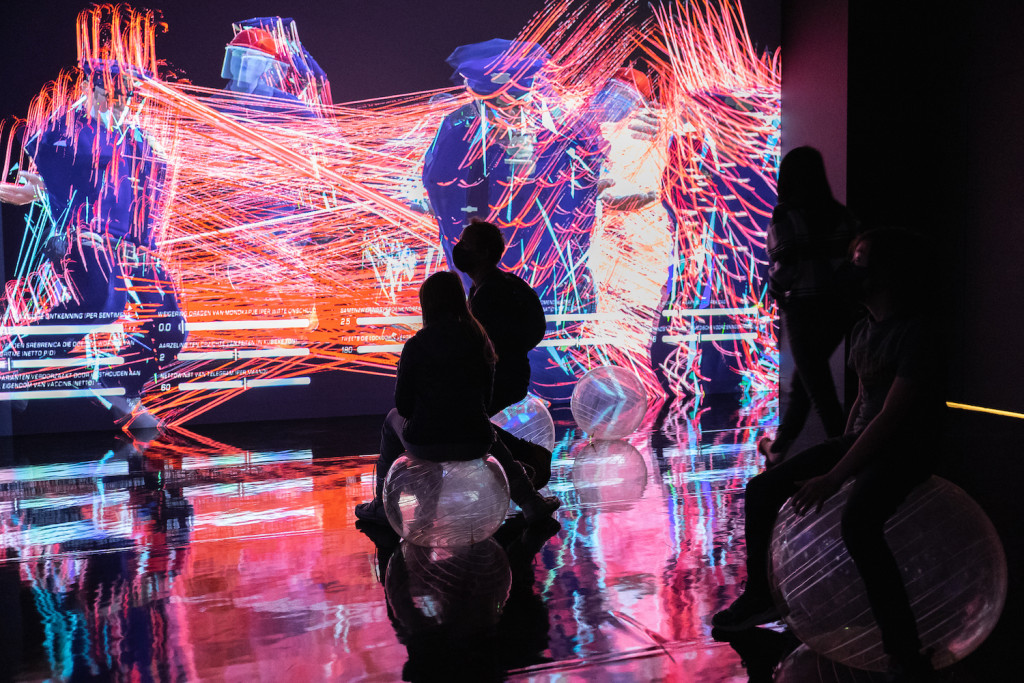 Zaalopname Hito Steyerl. I Will Survive, 2022, Stedelijk Museum Amsterdam. Foto: Peter Tijhuis