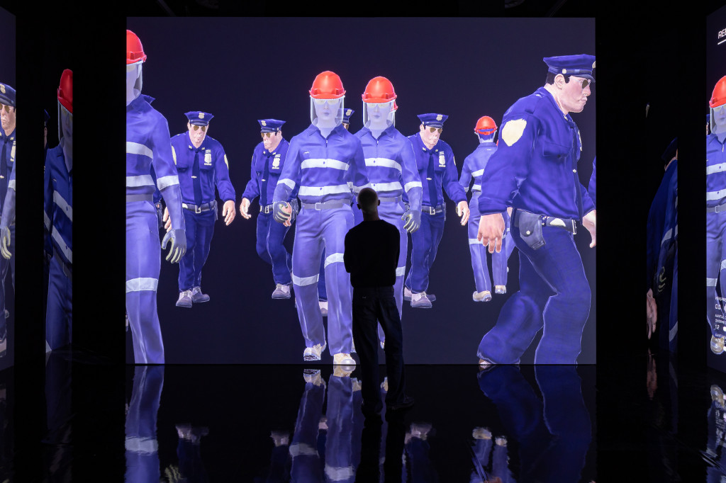 Zaalopname Hito Steyerl. I Will Survive, 2022, Stedelijk Museum Amsterdam. Hito Steyerl, 'SocialSim', 2020. Foto: Peter Tijhuis.