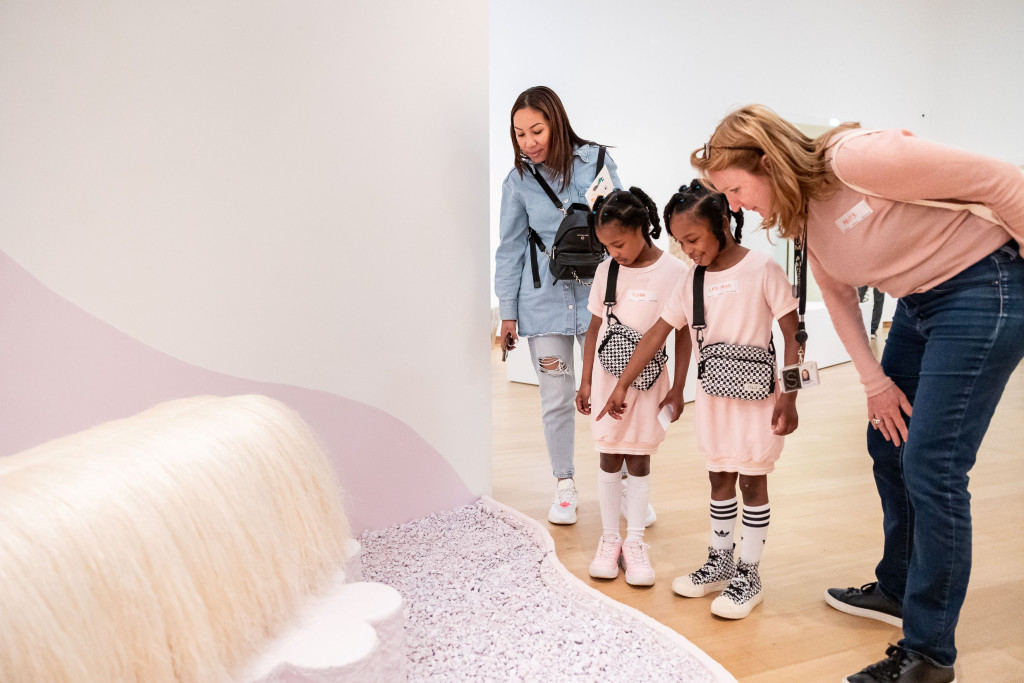 familierondleiding, twee vrouwen en drie kinderen