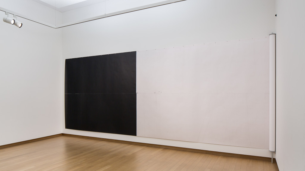 Wade Guyton, Untitled (Untitled, 2013, Epson UltraChrome K3 inkjet on linen 275 x 1218 cm, WG3033), 2015, inktjet, collectie Stedelijk Museum Amsterdam. Schenking Kunsthalle Zürich, 2016. Foto: Peter Tijhuis