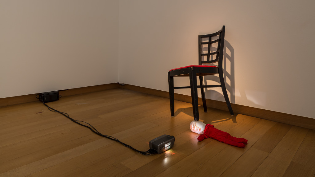 Tony Oursler, Pinned, 1996, installatie met videoprojectie, collectie Stedelijk Museum Amsterdam. Schenking Helen van der Meij-Tcheng, Londen/Amsterdam, 2015. Foto: Peter Tijhuis