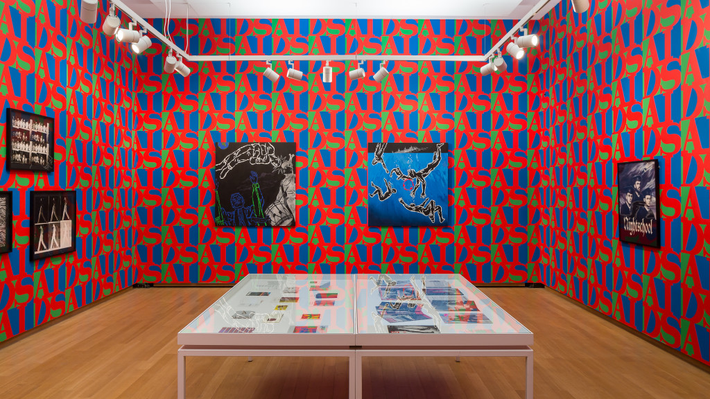 Zaalopname, Echte Luxe…, 2018, Stedelijk Museum Amsterdam. General Idea’s AIDS Wallpaper (1989) is een gezamenlijke aankoop van Centraal Museum, Utrecht en Stedelijk Museum Amsterdam met steun van de Vereniging Rembrandt, 2018. Foto: Peter Tijhuis