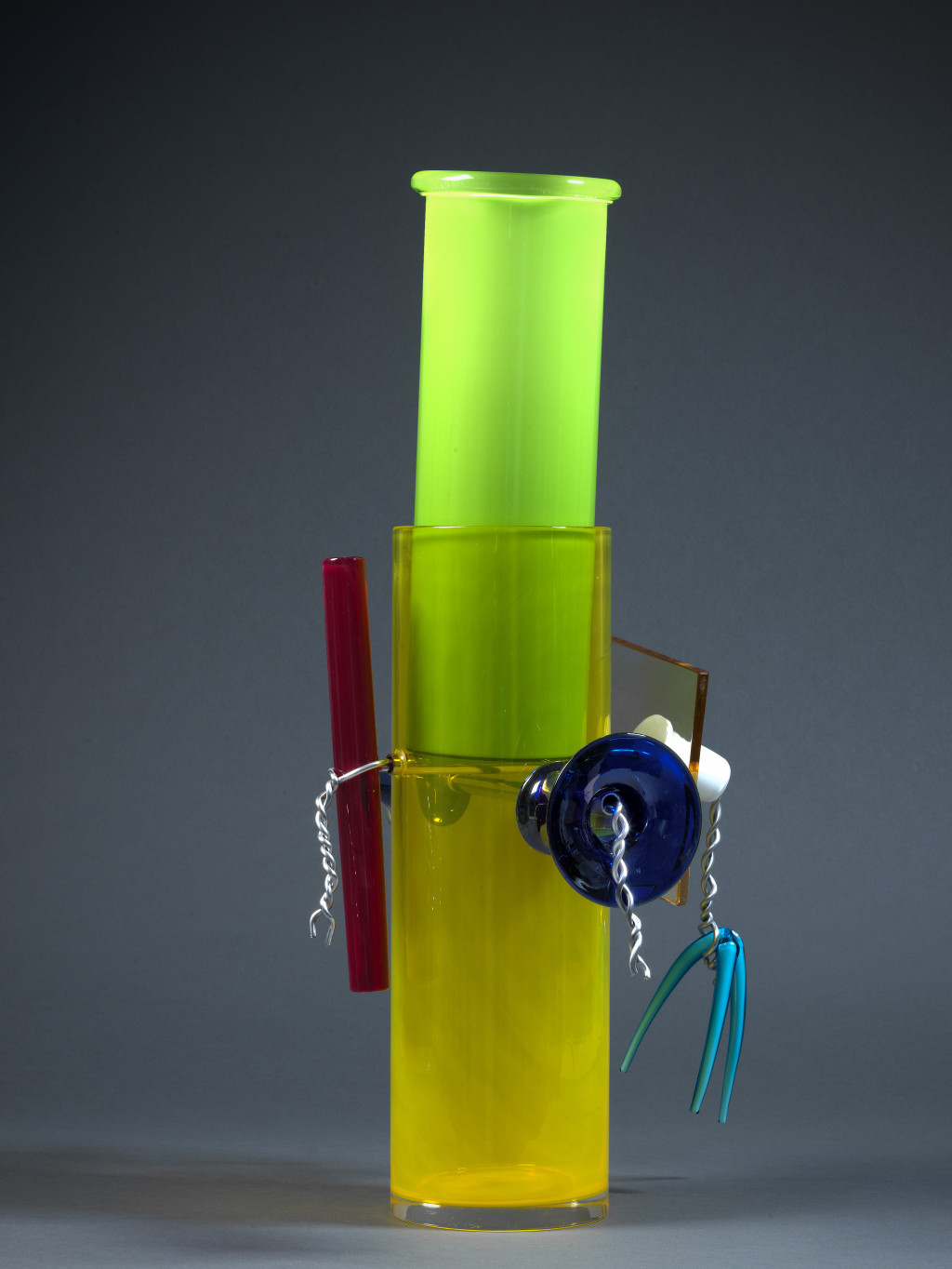 Ettore Sottsass, Vase No. 10, prod. door The Gallery Mourmans, Lanaken (BE) 2006. Glas, metaal. Foto: Gert Jan van Rooij. Collectie Stedelijk Museum Amsterdam. c/o Pictoright Amsterdam, 2017