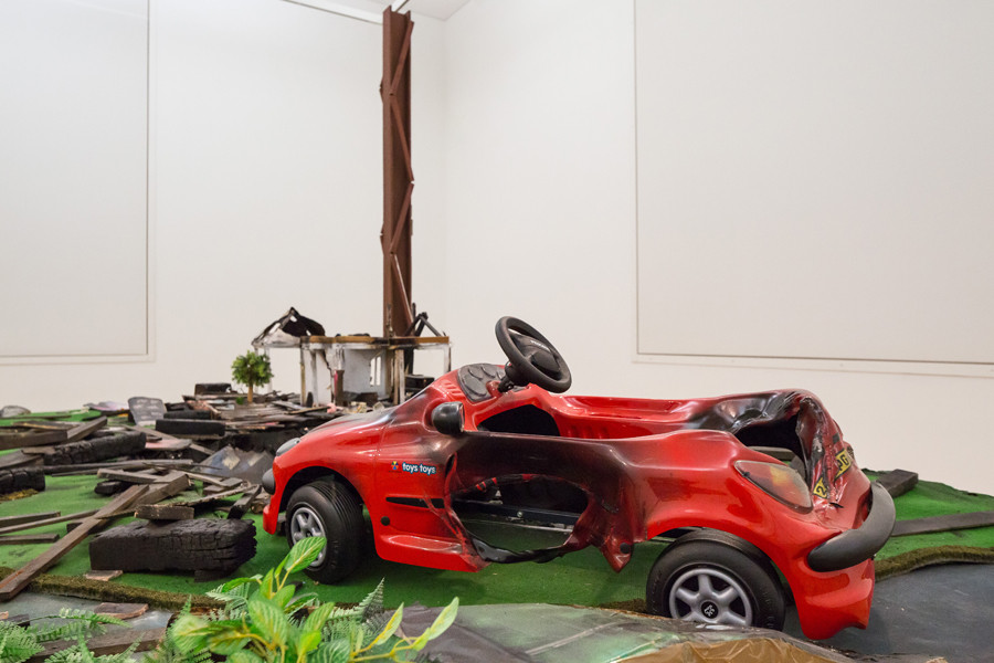 Thomas Hirschhorn, ‘Neighbours’, 2002. Collectie Stedelijk Museum Amsterdam. Foto: Peter Tijhuis