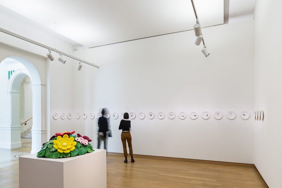 Voor: Jeff Koons, ‘Mound of Flowers’, 1991. Collectie Stedelijk Museum Amsterdam. Achtergrond: John Knight ‘Autotypes, A Work in Situ’,  2011. Collectie Stedelijk Museum Amsterdam . Foto: Peter Tijhuis