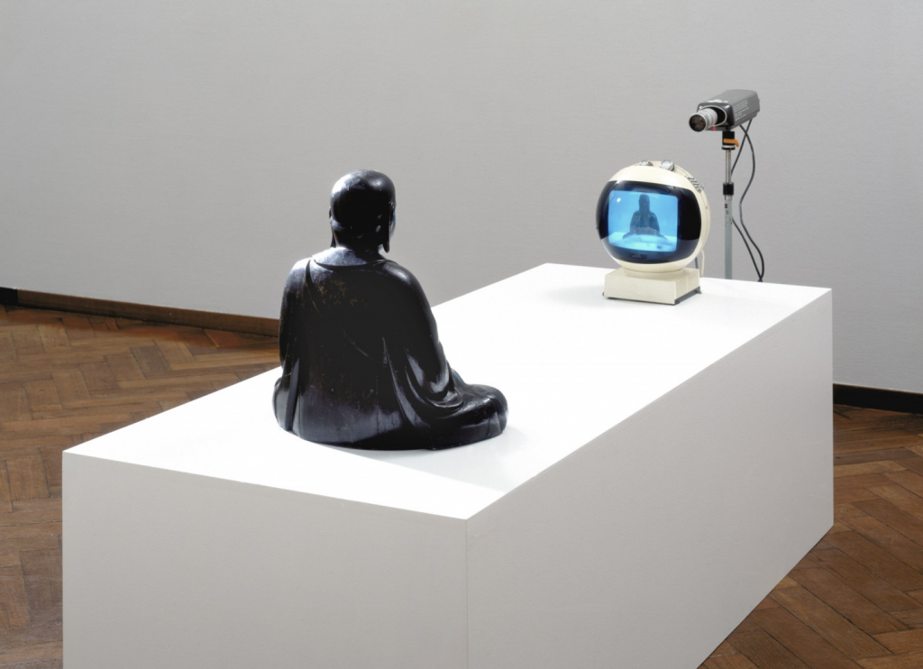 Nam June Paik, TV-Buddha, 1974. Collectie Stedelijk Museum Amsterdam. Foto: Stedelijk Museum Amsterdam.