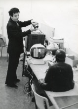 Nam June Paik installeert TV Buddha in het Stedelijk Museum. Foto: Rene Block