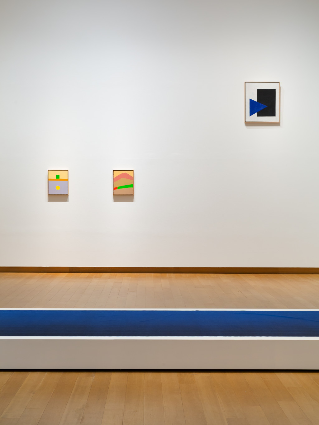 Met de klok mee: Etel Adnan, Untitled, 2019, Kazimir Malevich, Suprematistische compositie (met blauwe driehoek en zwarte rechthoek), 1915, Willem de Rooij, Blue to Black, 2012.  Coll. Stedelijk Museum Amsterdam. Foto Peter Tijhuis