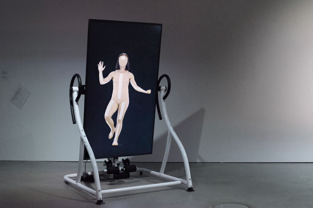 Coralie Vogelaar, Infinite Posture Dataset, videoinstallatie met gemotoriseerde Relax Zone Pro Inversion Table, 2020. Dancer: Courtney May Robertson, choreography i.c.w Marjolein Vogels. Installation at House of electronic Arts, Bazel