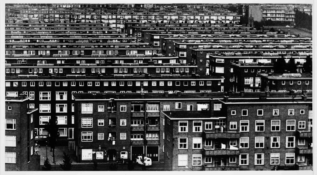 protest tegen 'onmenselijke' woningbouw in architectuurtijdschrift FORUM, foto Pieter H. Goede
