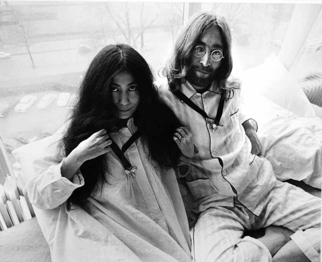 Cor Jaring, Bed Peace Hilton Hotel Amsterdam, 1969, ontwikkelgelatinezilverdruk, schenking Paul Andriesse, 2013, collectie Stedelijk Museum Amsterdam