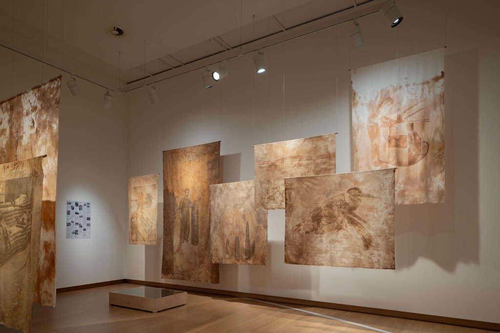 Bodemchromatografie op textiel in bruine tinten