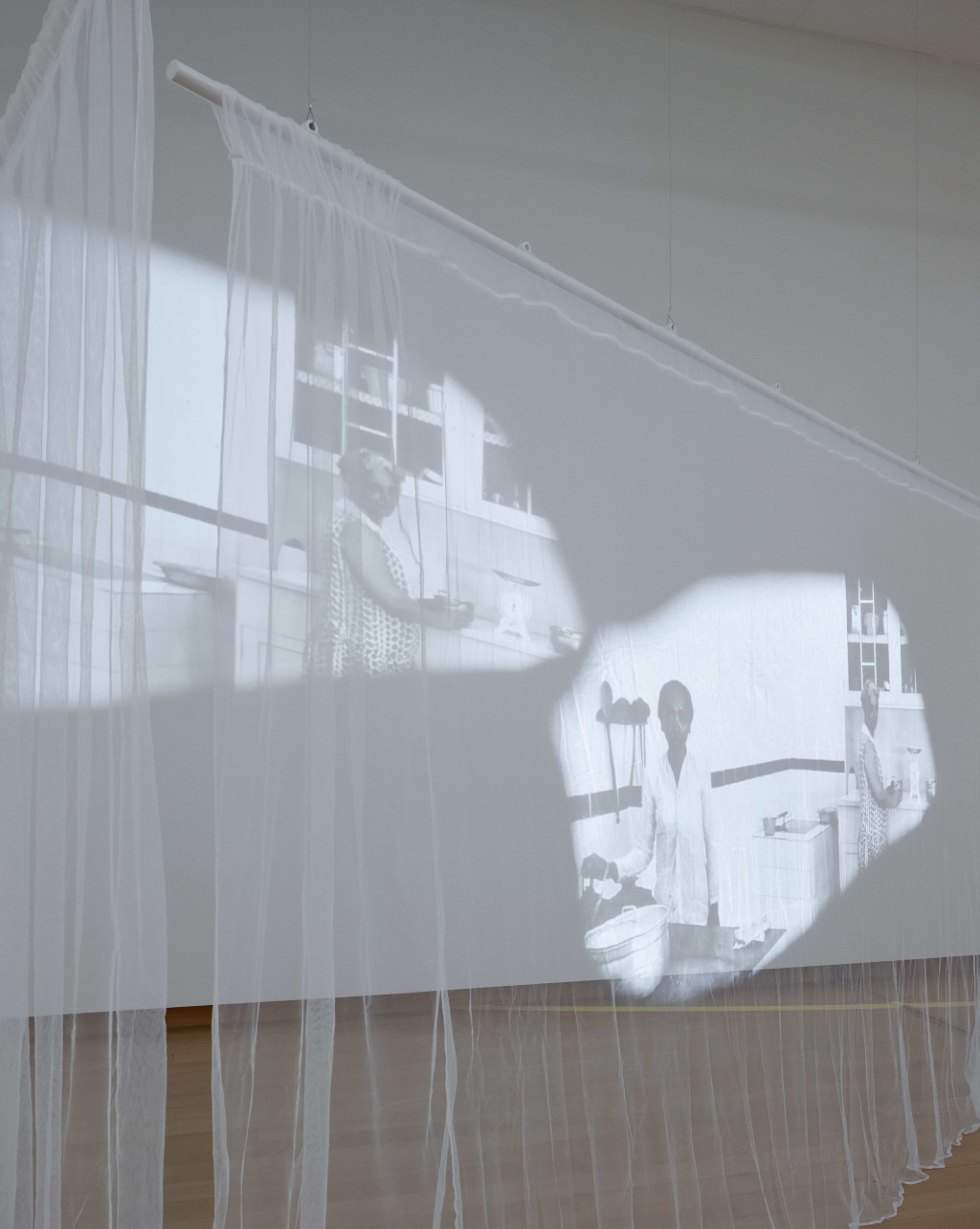 Video geprojecteerd op witte doeken