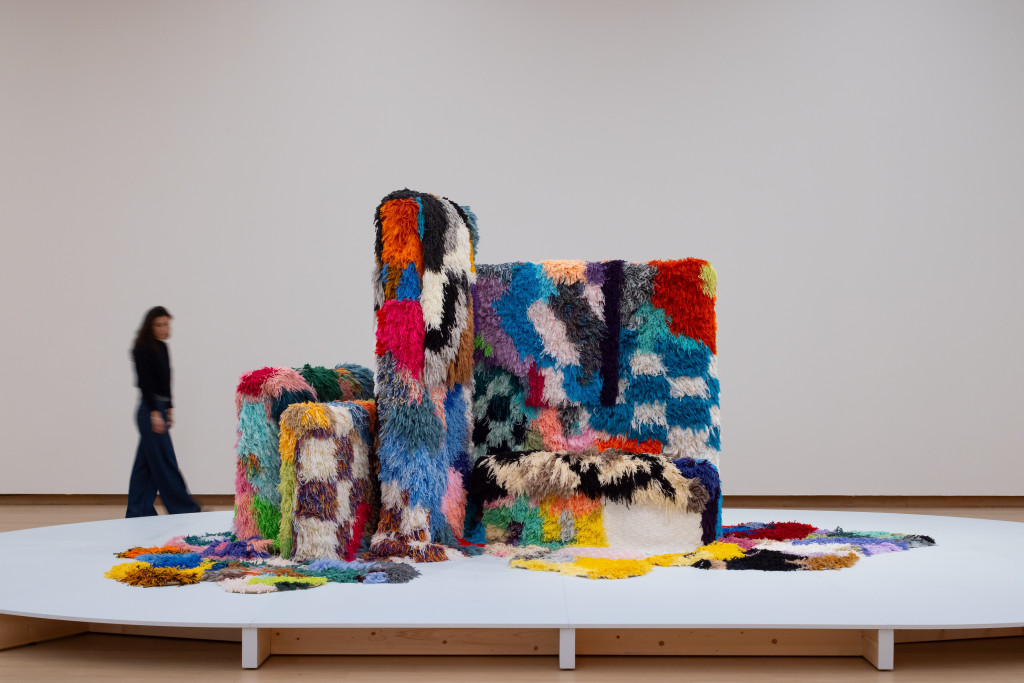 Stoffen installatie bestaande uit verschillende kleuren