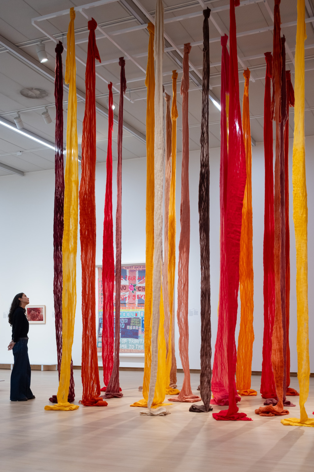 Hangende doeken in kleuren rood en geel
