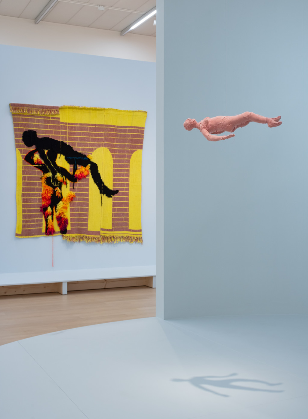 Twee werken van mensen die achterover vallen