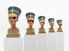 Isa Genzken “Nofretete”, 2014 7 Neferiti plaster busts with glassed on wooden bases, wooden plinths on casters and 4 steel panels Each 190,7 x 40 x 50 cm Installation dimensions variable Galerie Buchholz
