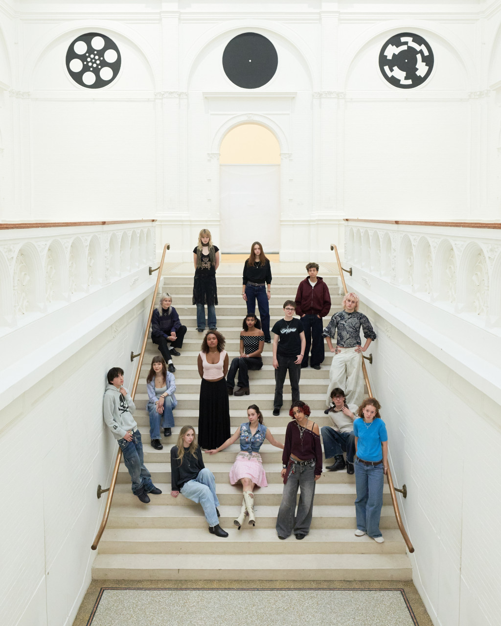 foto van blikopeners op de trap in het museum