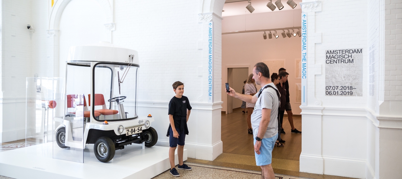 Foto van bezoekers van Amsterdam Magisch Centrum Stedelijk Museum