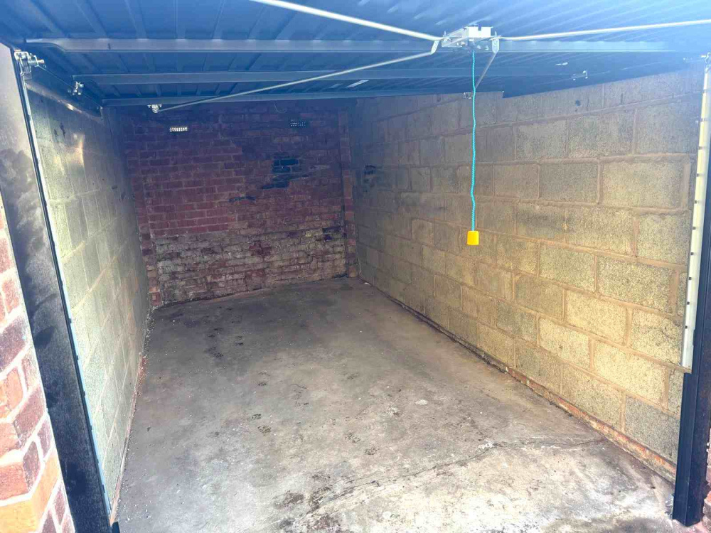 Garage, Burlington Drive, NG19 7HT