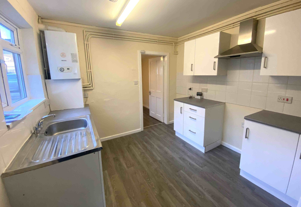 b, Station Road, NG20 8AF