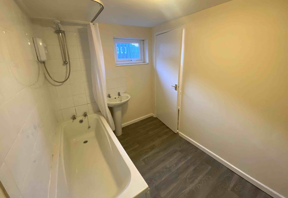 b, Station Road, NG20 8AF