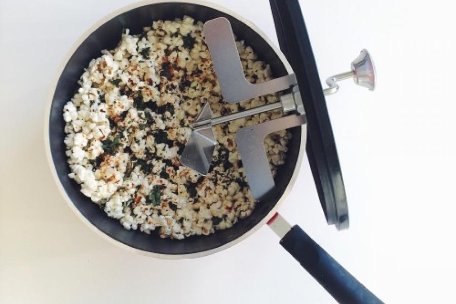 Honey Bacon-Butter Popcorn with Crushed Kale Chips | [hand-meyd]