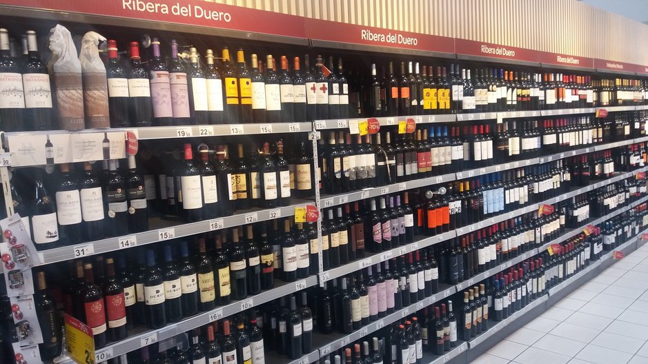 Yksi Kanarian parhaista, kenties jopa paras viinivalikoima löytyy Vecindarion Carrefourista. Carrefourissa viinit lajitelty alueiden mukaan ja valikoimaa on runsas. Yksi Kanarian parhaista, kenties jopa paras viinivalikoima löytyy Vecindarion Carrefourista. Carrefourissa viinit lajitelty alueiden mukaan ja valikoimaa on runsas.
