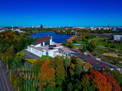 Finlandia-talon kylpee alkusyksyn ruskassa. Kuva Aki Rask
Finlandia-talo Oy - 2026