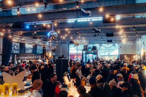 Teurastamon joulumarkkinoille osallistuu t&auml;n&auml; vuonna l&auml;hes sata myyj&auml;&auml;.