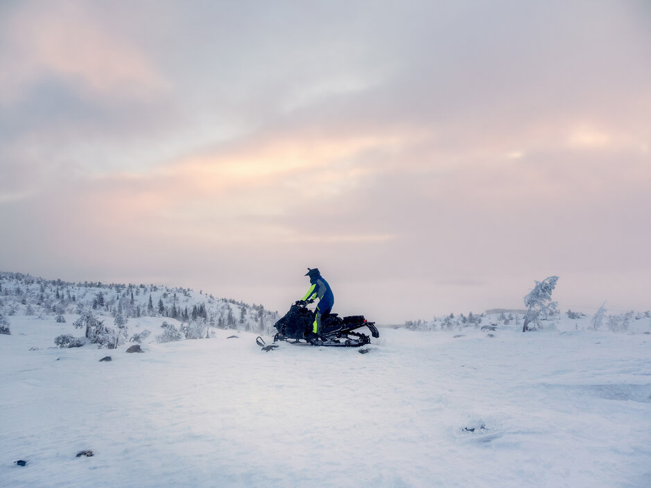 Liikennevakuuttamisvelvollisuus koskee kaikkia moottorikelkkoja ja lisäksi monia muita talviajoneuvoja niiden käyttöympäristöstä riippumatta. Liikennevakuutus tarvitaan aina, kun ajoneuvolla lähdetään liikenteeseen.
Kuva: Stanislav Sablin, Mostphorot