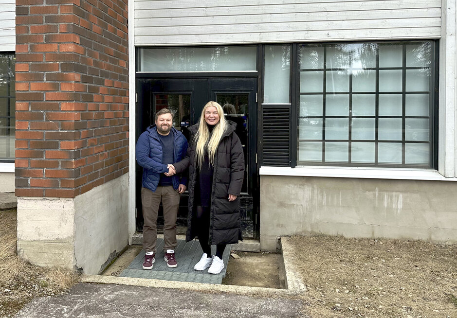 Saariselän Lääkärikeskuksen Janne Vaattovaara ja Santa's Hotel Tunturin hotellinjohtaja My Manner tulevan Saariselän Lääkärikeskuksen ovella Saariselän Lääkärikeskuksen Janne Vaattovaara ja Santa's Hotel Tunturin hotellinjohtaja My Manner tulevan Saariselän Lääkärikeskuksen ovella