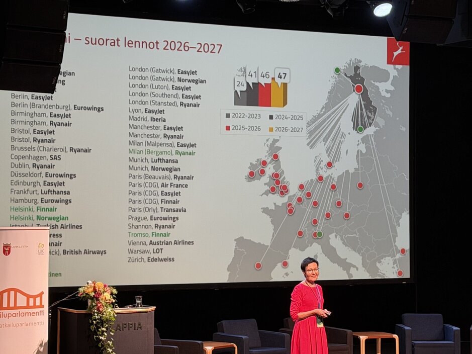 Lentojen m&auml;&auml;r&auml;t tulevalla kaudella lis&auml;&auml;ntyv&auml;t esimerkiksi Rovaniemelle noin kahdeksalla perosentilla. Matkailuparlamentissa Rovaniemen matkailun tilanteesta puhui Visit Rovaniemen toimitusjohtaja Sanna K&auml;rkk&auml;inen.Takana n&auml;kyv&auml; kartta kertoo kohteet, mist&auml; Rovaniemelle lennet&auml;&auml;n tulevana talvena.