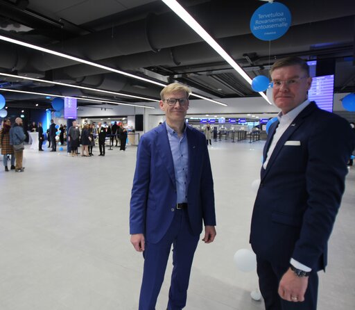 Kaksi tyytyväistä Finavian miestä Rovaniemen lentoaseman laajennuksen avajaisissa, lentoaseman päällikkö Johan Juujärvi ja lentoasemaverkoston johtaja Henri Hansson.