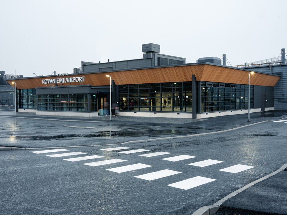 Rovaniemen lentoaseman uusi pääsisäänkäynti ja lähtöaula.