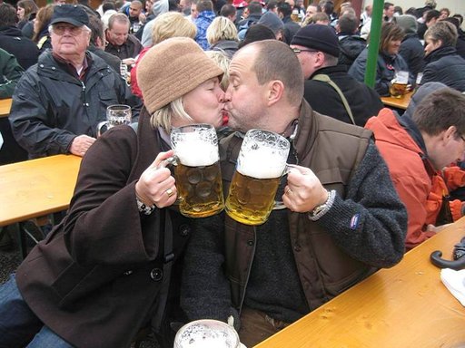 Oktoberfest on käynnissä Münchenissa, jossa nautitaan oluesta ja ystävistä. (Kuva: Pia Jokela)