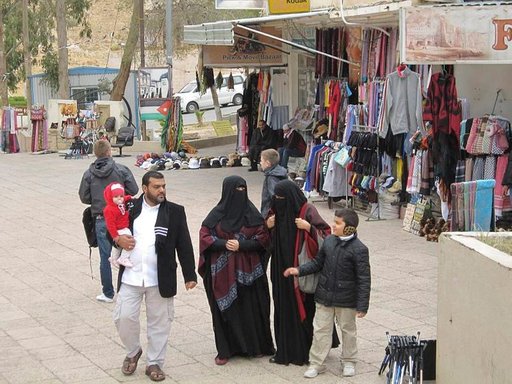 Jordanialaisperhe torilla Petran kaupungin ulkopuolella.