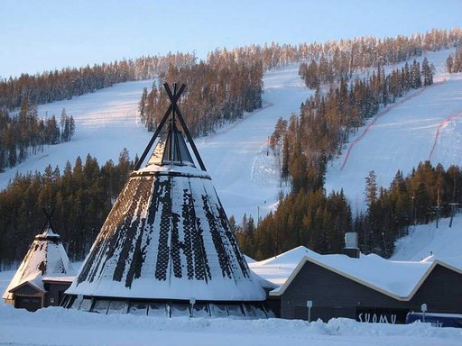 Kuvassa näkyvä kotaravintola on hetki sitten romahtanut ja vanha hotelliosa tuhoutunut.