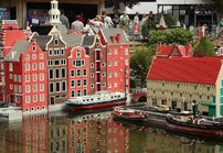 Lego-ukkojen pyhiinvaellus<br />
- BILLUND