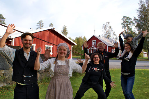 Palkittuja maaseutuyrittäjiä. Vasemmalta Frans Koivuniemi, Miina Koivuniemi (=sisaruksia), Sirkkaliisa Koivuniemi, Markku Koivuniemi sekä Laura Koivuniemi (=Fransin vaimo) ja Eino Koivuniemi (=Fransin ja Lauran lapsi). Kuvaaja Heini Tuuri.