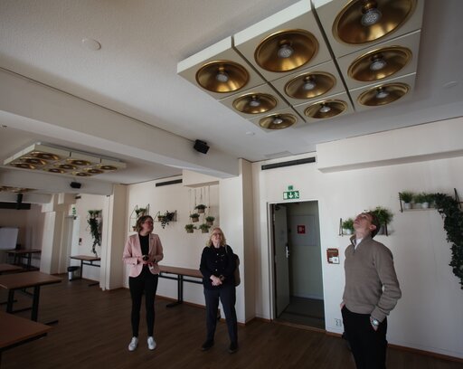 Hotellin uusi kuntosali sijoittuu jokinäkymiin hotellin peruskerrokseen. Hotellinjohtaja Tammi Karjalainen, Scandicin viestintäpäällikkö Johanna Uimonen ja Capmanin varainhoitaja Elias Salla ihailevat Pohjanhovin vanhoja kattovalaisimia, jotka pyritään säästämään alkavassa remontissa. Kaupunkilaisten kannalta sen sijaan merkittävä muutos on, että tanssiparketti ja orkesterikoroke siirtyvät historiaan. Tanssit Pohjanhovissa on toistaiseksi tanssittu.