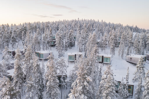 Rovaniemell&auml; sijaitseva Arctic TreeHouse Hotel palkittiin kolmessa kategoriassa World Luxury Hotel Awards 2026 -gaalassa: &bull; Global Winner &ndash; Best Luxury Management Group &bull; Northern Europe Winner &ndash; Best Luxury Destination Hotel &bull; Northern Europe Winner &ndash; Best Luxury Sustainable Resort Tunnustukset korostavat hotellin korkeatasoista vieraskokemusta, ainutlaatuista arkkitehtuuria ja vastuullista luksusmatkailua.