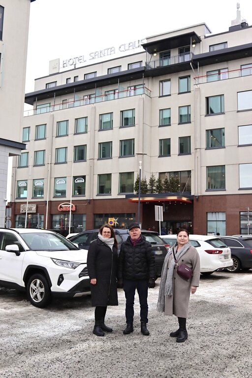 Sanna Sandgren, Seppo Aho ja Maarit Aho Kiinteistö Oy Kalotinlinnan tontilla, johon hotellilaajennus tehdään.